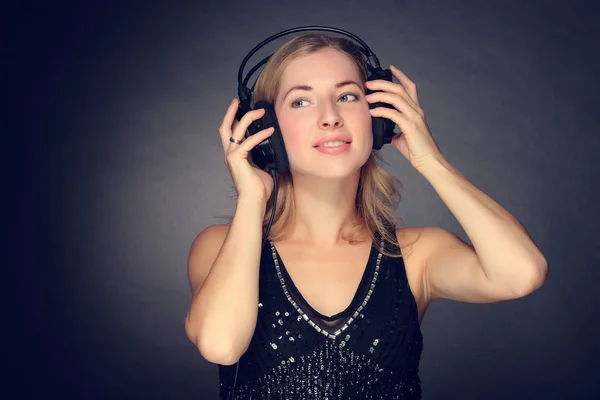 Junges Mädchen hört Musik über Kopfhörer — Stockfoto