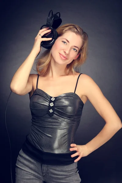 ヘッドフォンで音楽を聴いている若い女の子 — ストック写真