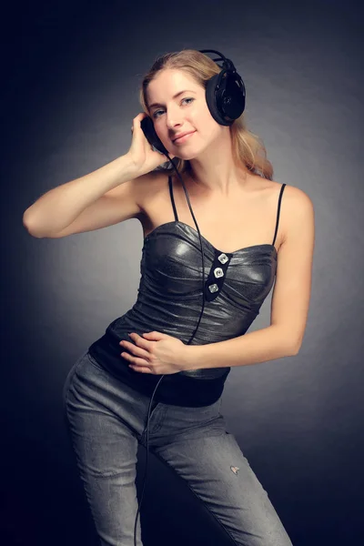 Jeune fille écouter de la musique sur casque — Photo