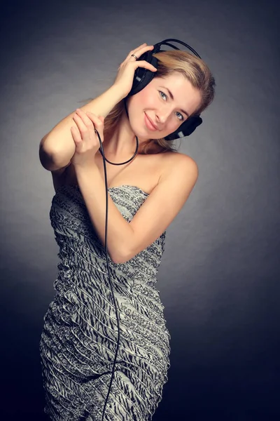 Jeune fille écouter de la musique sur casque — Photo