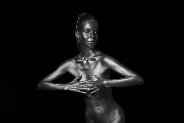Sexig slank dam målade med silver färg — Stockfoto