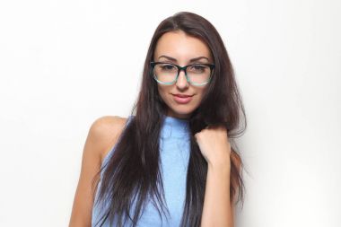 hafif bir arka plan üzerinde şık gözlüklü genç kız