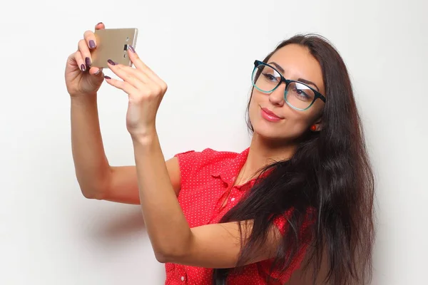Genç kız selfie telefonda yapıyor — Stok fotoğraf