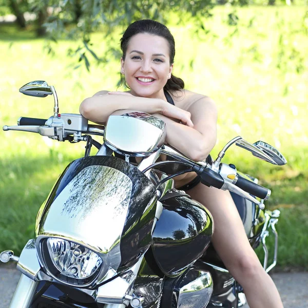 Portret van een jonge vrouw op Motorrad — Stockfoto