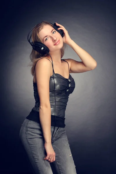 Giovane ragazza che ascolta musica sulle cuffie — Foto Stock