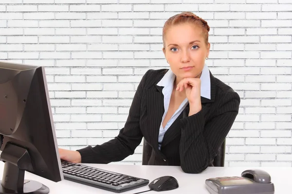 Junges Mädchen sitzt am Tisch — Stockfoto