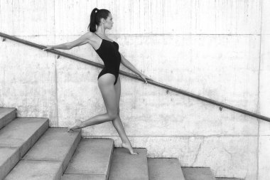 Genç kız bir spor mayo