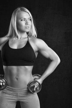 dumbbells ile ince kas kız