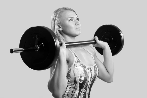 Kvinna lyftande vikt — Stockfoto