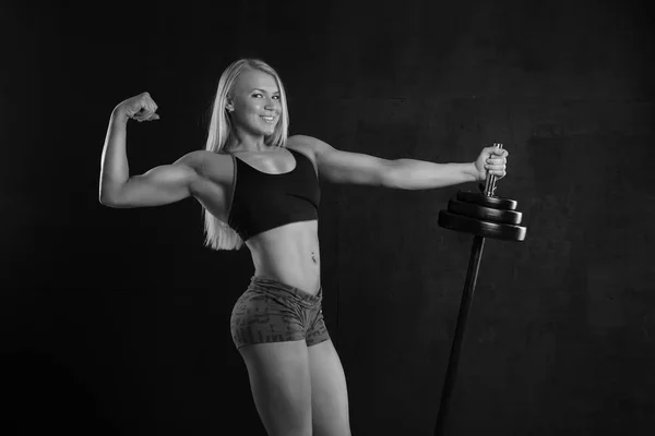 Kvinna lyftande vikt — Stockfoto