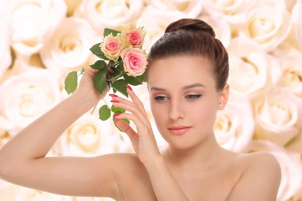 Mooie jongedame met een roos — Stockfoto