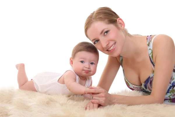 Счастливая мать с ребенком на руках — стоковое фото