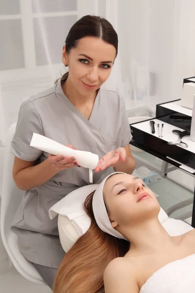 Tratamiento facial de la mujer joven en un salón de cosmetología — Foto de Stock