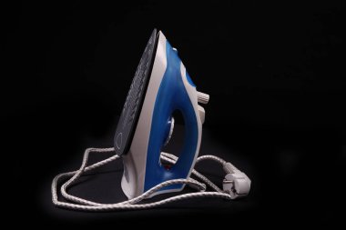 siyah arka plan üzerine beyaz mavi demir