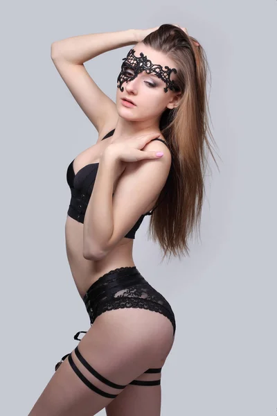 Молода жінка позує в сексуальній чорній білизні — стокове фото