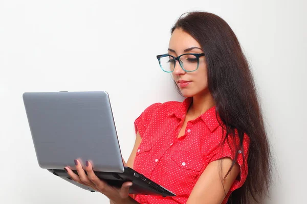 Mulher bonita detém um laptop — Fotografia de Stock
