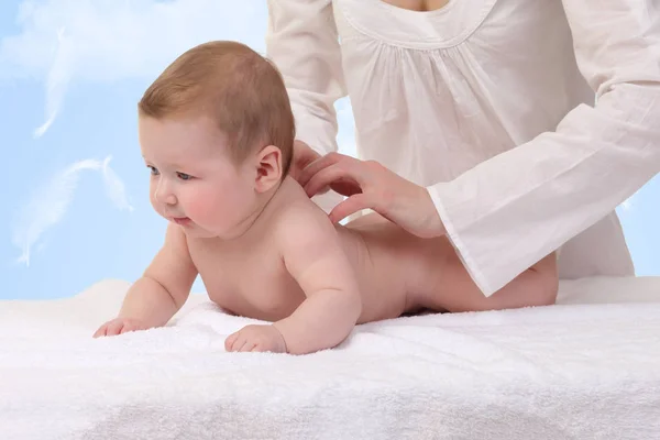 Mutlu anne bebeğini kucağında tutuyor. — Stok fotoğraf