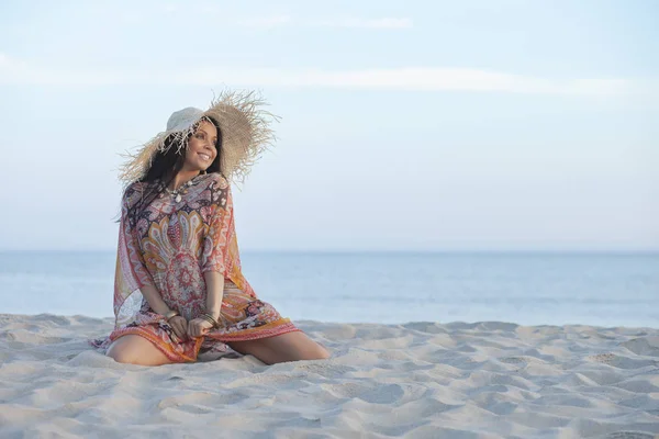 Bella donna adulta felice mattina presto sulla spiaggia — Foto Stock