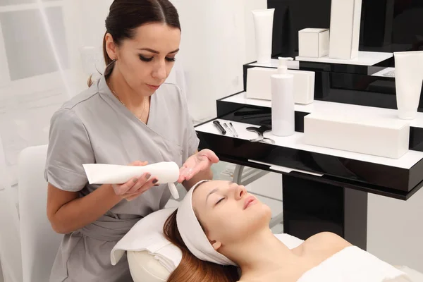 Mujer que tiene tratamiento cosmético de algas faciales en spa . — Foto de Stock