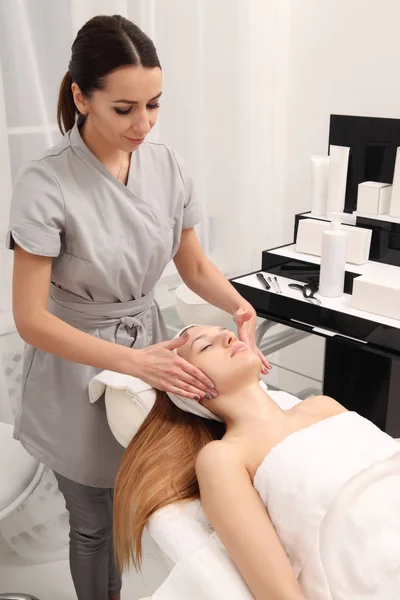 Tratamiento cosmético en el salón de spa — Foto de Stock