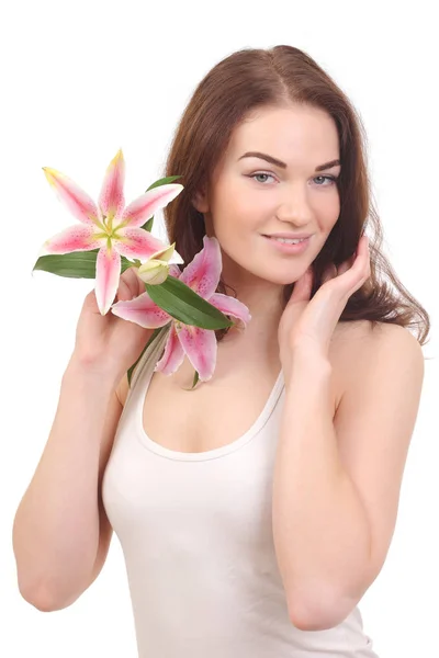 Красивое лицо женщины с цветком лилии — стоковое фото