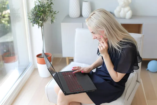 Blonde vrouw met laptop — Stockfoto