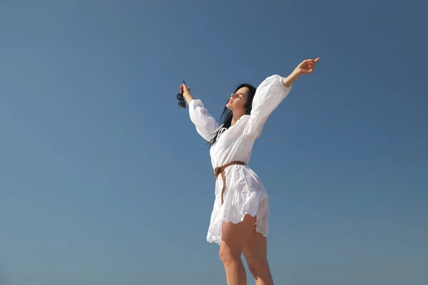 Ung lycklig flicka i en vit klänning vid havet — Stockfoto