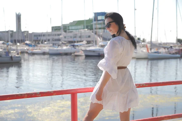 Молода щаслива дівчина в білій сукні біля моря — стокове фото