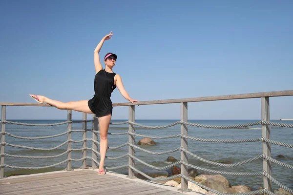 Junge flexible Frau trainiert Stretching — Stockfoto