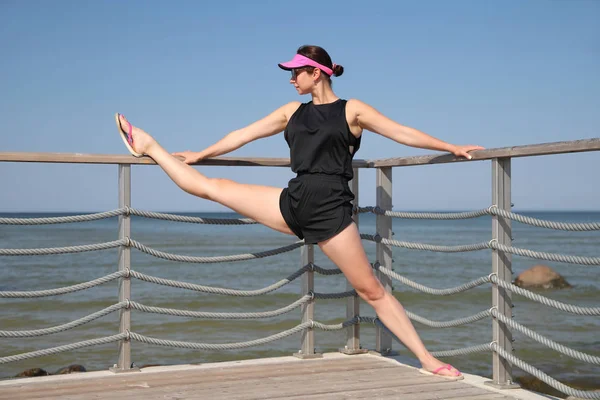 Młoda elastyczna kobieta trenuje rozciąganie — Zdjęcie stockowe