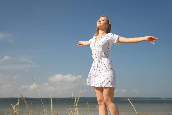 美丽的女人在户外享受夏天 — 图库照片