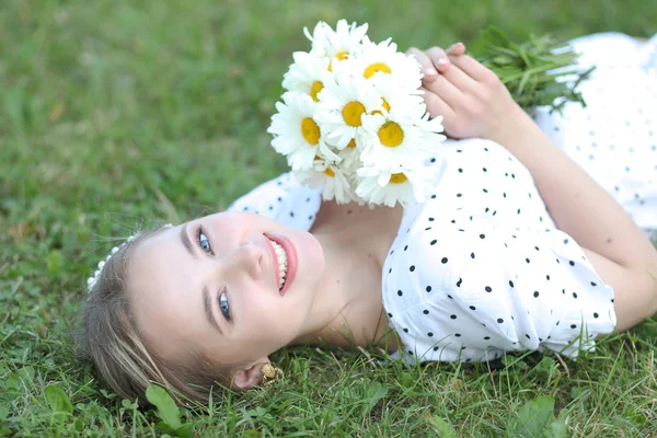 Sommer-Porträt eines jungen süßen Mädchens — Stockfoto