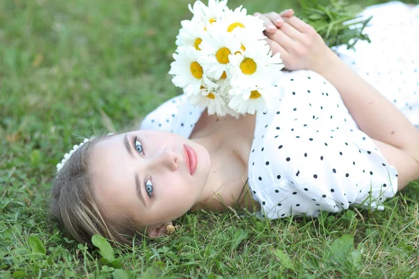 Retrato de verano de una joven linda chica —  Fotos de Stock