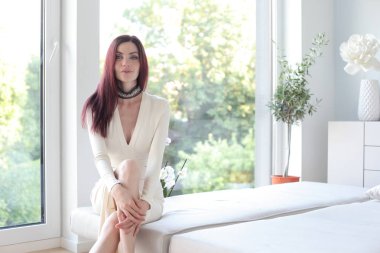 beyaz elbiseli genç ince seksi model