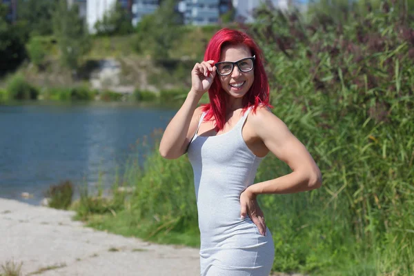 Jovem atlético menina com cabelo vermelho — Fotografia de Stock