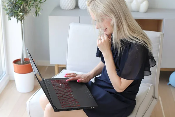 Blonde Vrouw Met Laptop — Stockfoto