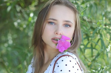 Genç ve tatlı bir kızın yaz portresi