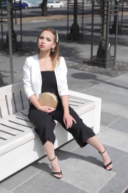 Güzel yüzlü güzel bir kız.