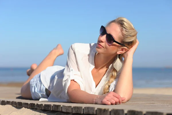 Chica en gafas de sol en el fondo del cielo —  Fotos de Stock