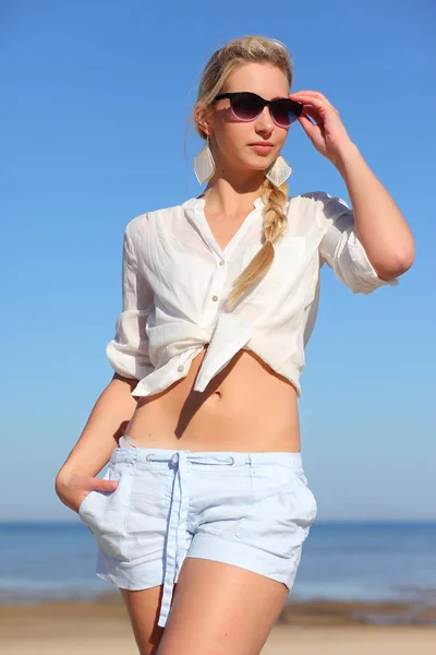 Chica en gafas de sol en el fondo del cielo —  Fotos de Stock