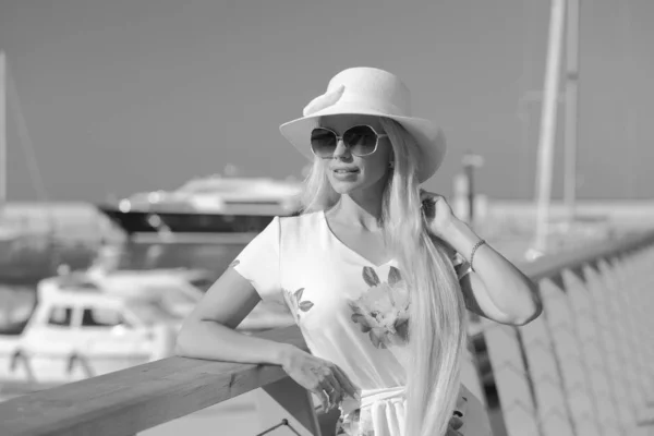 Jovem menina bonita em um vestido de luz de verão — Fotografia de Stock