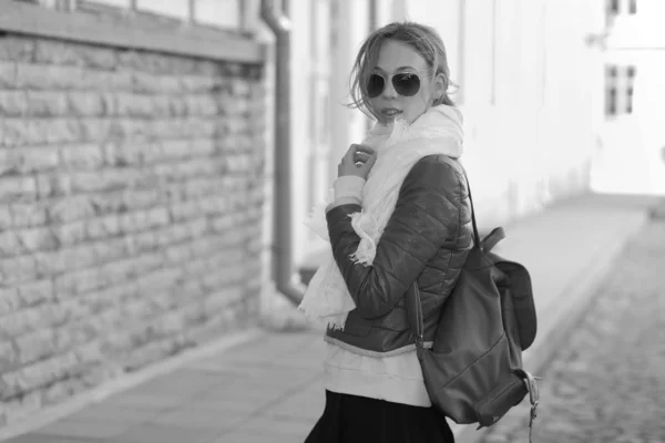 Portrait of young beautiful fashionable woman — Stock Photo, Image