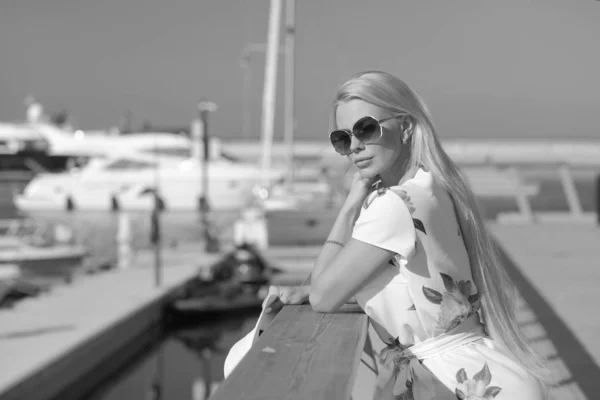 Jovem menina bonita em um vestido de luz de verão — Fotografia de Stock