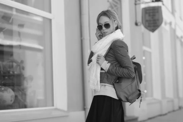 Portrait of young beautiful fashionable woman — Stock Photo, Image