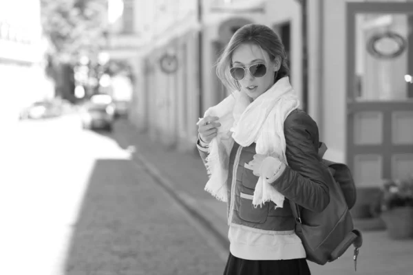 Portrait of young beautiful fashionable woman — Stock Photo, Image