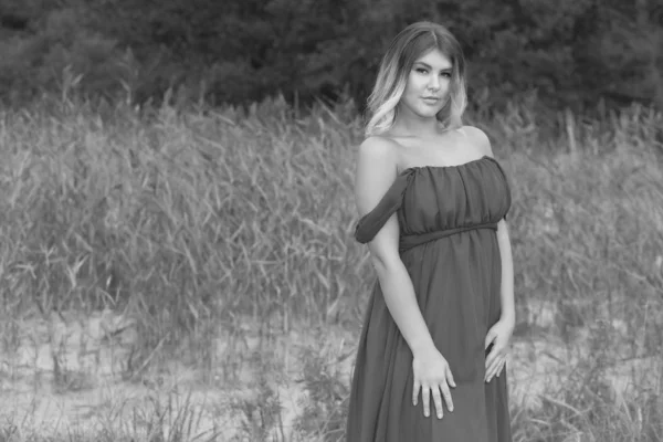 Vrouw in lange jurk op strand — Stockfoto