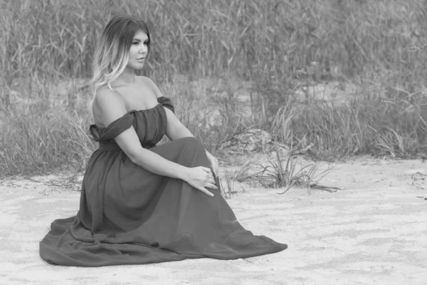 Frau im langen Kleid am Strand — Stockfoto