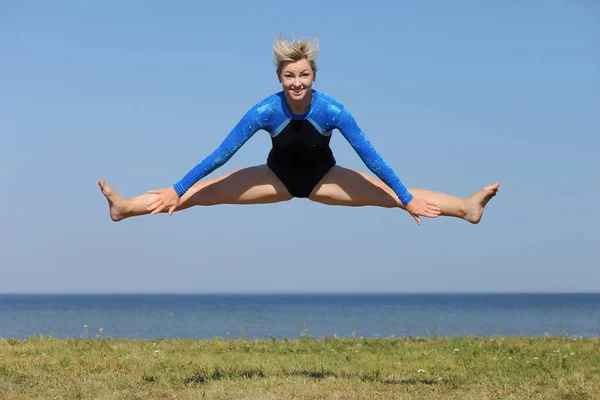 Dívka gymnastka v modrém obleku — Stock fotografie