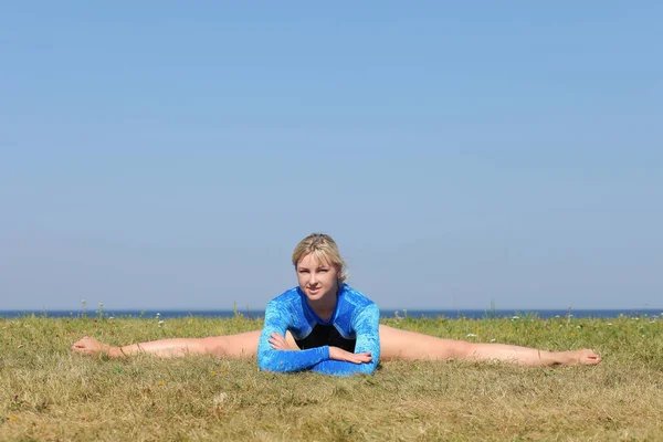 Meisje turner in een blauwe bodysuit — Stockfoto