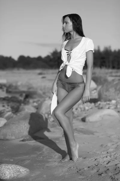 Jeune fille en bikini et chemise blanche — Photo